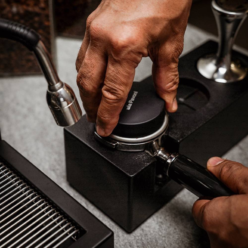 La Pavoni LIVELLATORE SEMIPRO NERO CON LOGO PER PORTAFILTRO MACCHINA SEMIPROFESSIONALE Soddisfazione Garantita