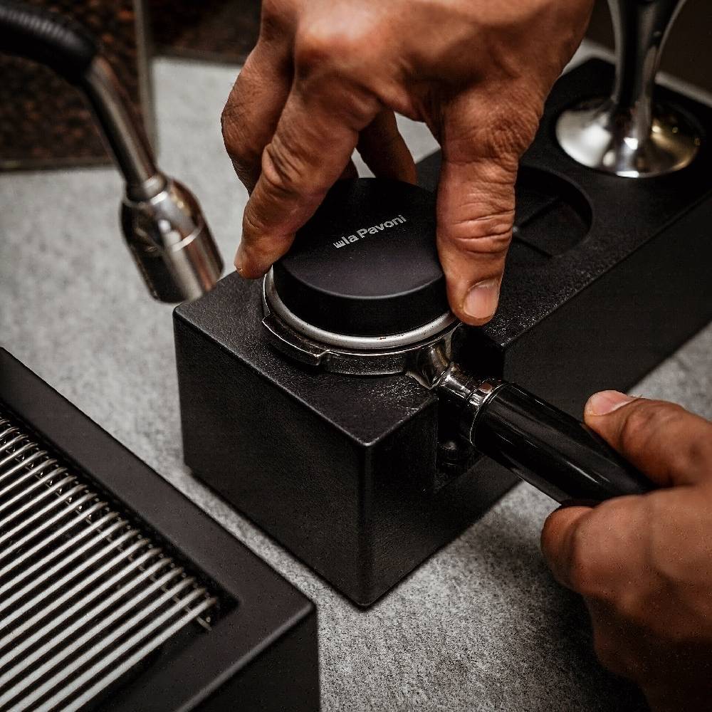 La Pavoni LIVELLATORE SEMIPRO NERO CON LOGO PER PORTAFILTRO MACCHINA SEMIPROFESSIONALE Soddisfazione Garantita